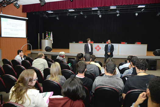 Moreira Júnior e Grimaldi durante a apresentação do Código do Estudante aos alunos do Centro Universitário São Camilo, no Ipiranga
