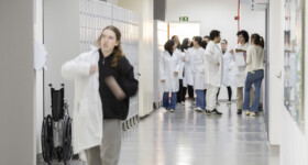 Corredor com alunos